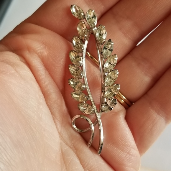 Relisted - Vintage sparkly leaf brooch silver tone clear vine spiral pin nature - Picture 10 of 10